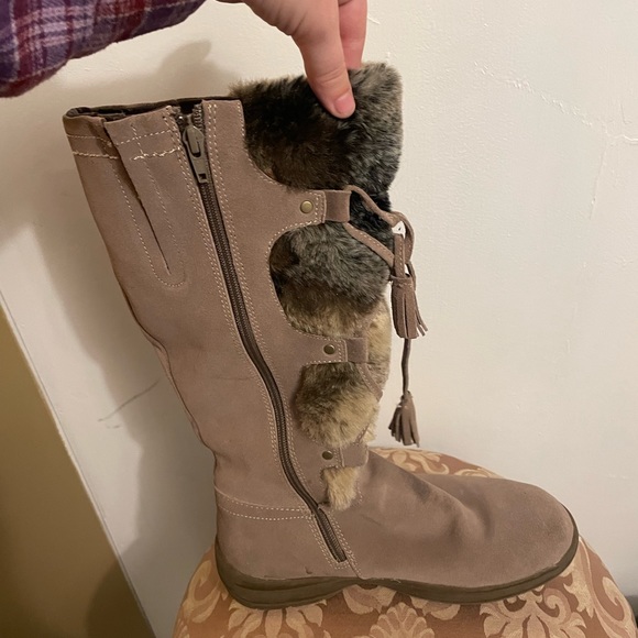 Wanderlust Tan Suede Boots Faux Fur side zipper  / Size 8.5 / good condition - Picture 3 of 6